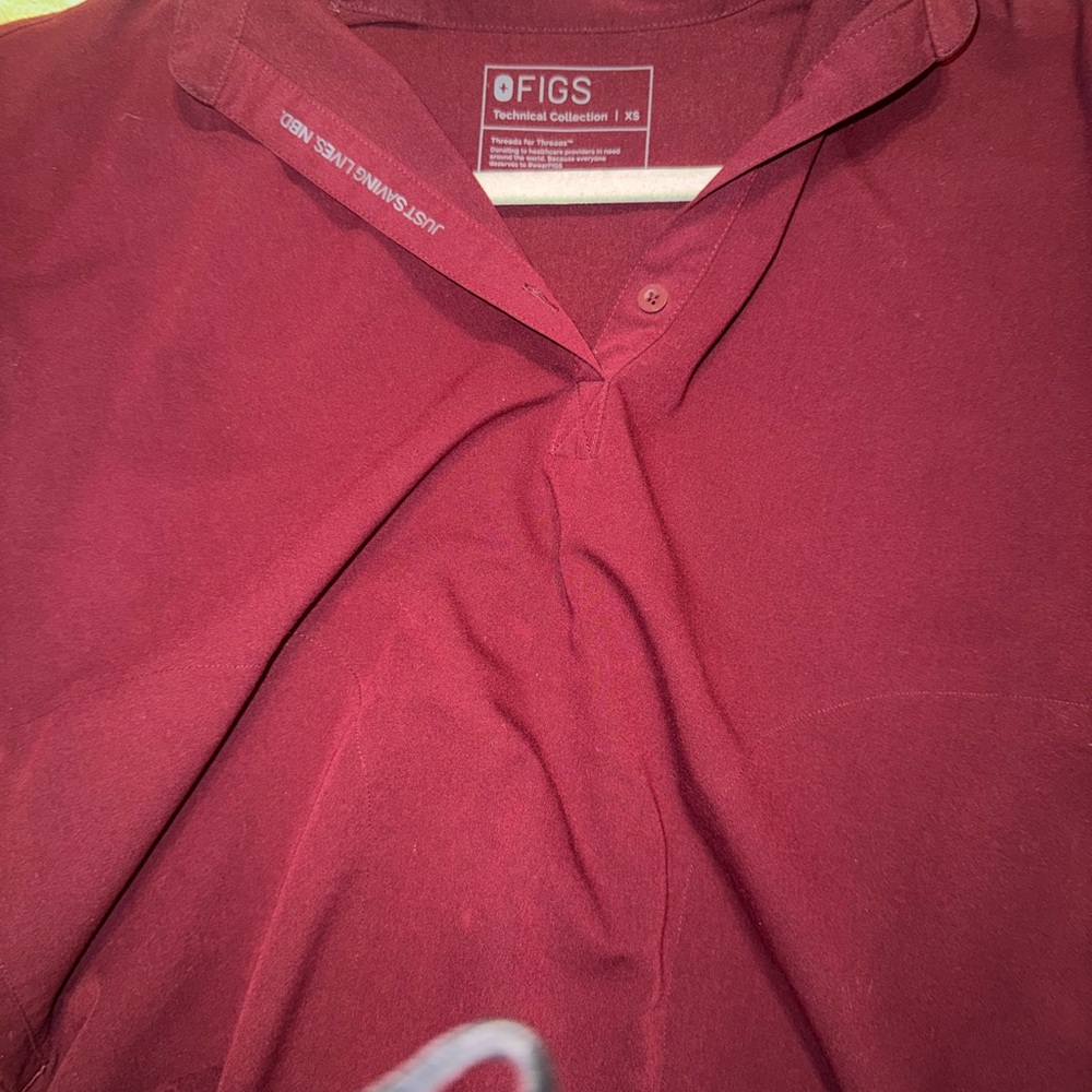 Rafaela scrub top Women’s xs burgundy